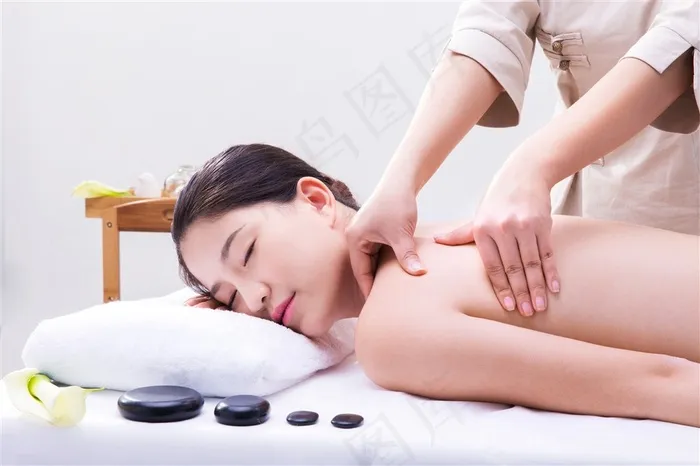在做背部按摩的美女高清摄影图
