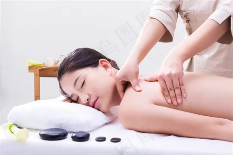 在做背部按摩的美女高清摄影图 在做背部按摩的美女高清摄影图