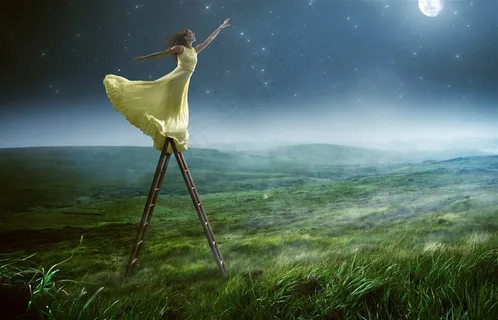 夜空下的草原上站在*上的女人高清图片