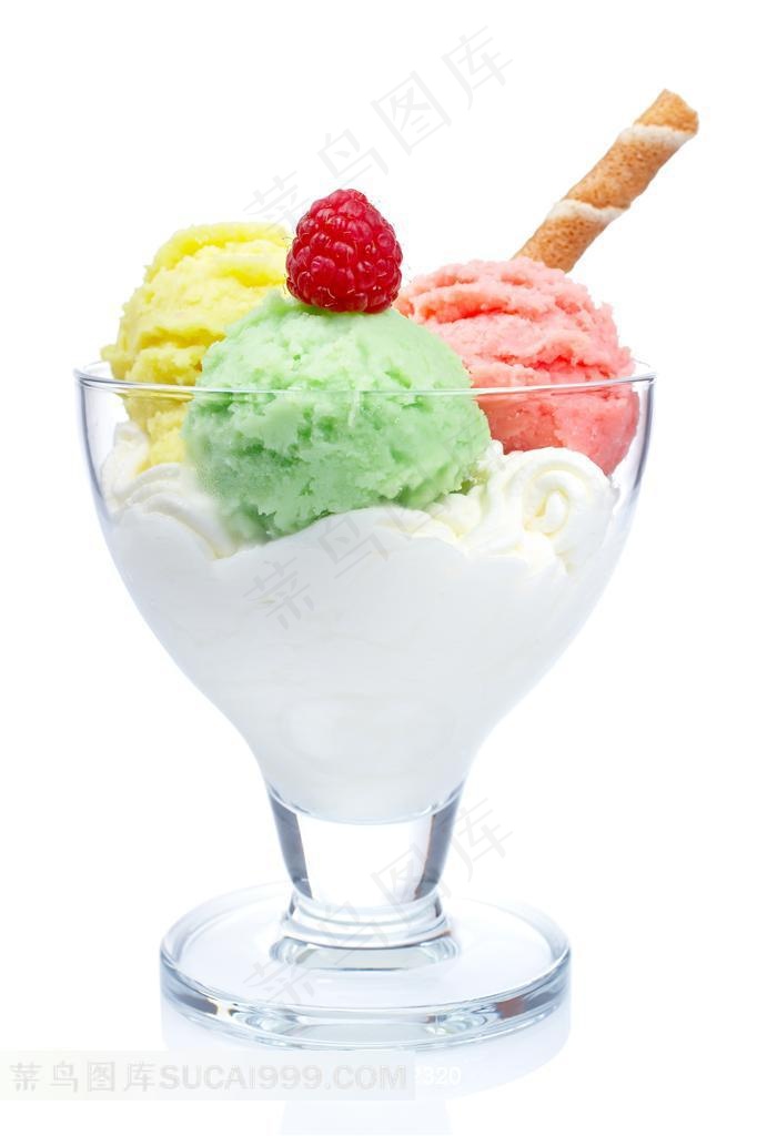 树莓芒果绿茶草莓雪糕配蛋卷摄影图片