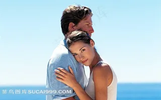 拥抱在一起的情侣图片