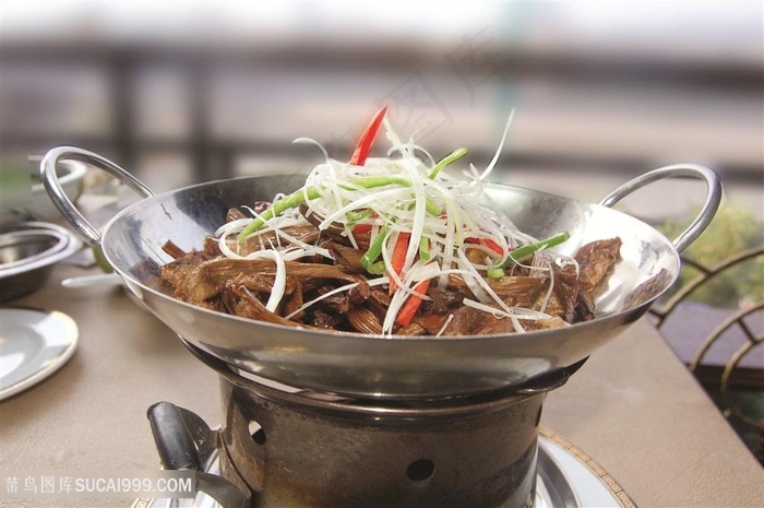 中华美食干锅茶树菇摄影图
