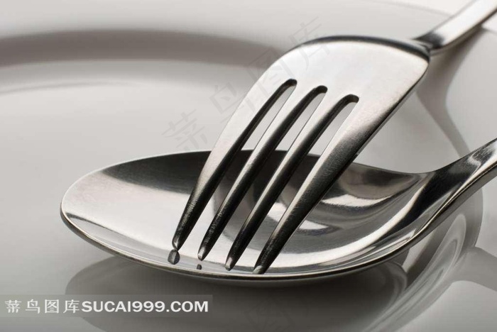 盘子里的叉子和勺子