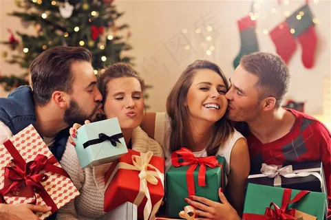 坐一起收圣诞礼盒的朋友们 坐一起收圣诞礼盒的朋友们