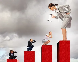 拿着喇叭的女人图片