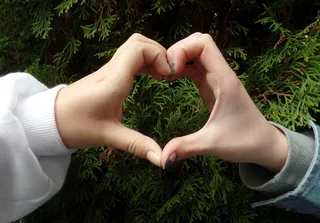 情侣比心手势图片