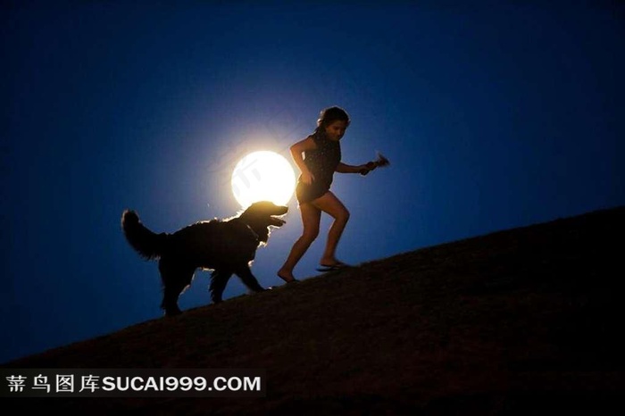 西班牙马德里月光下和狗奔跑的小孩