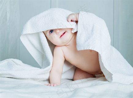 用毛巾盖住眼睛的宝宝