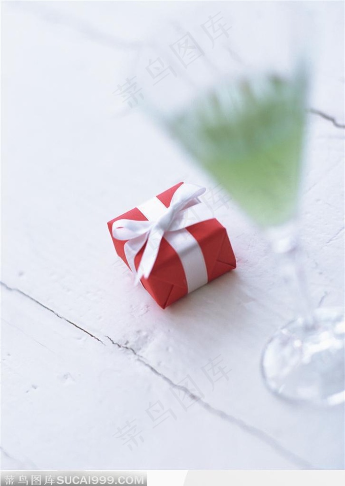 带有蝴蝶结的红色礼品盒特写