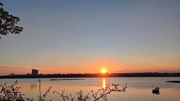 湖边夕阳美景