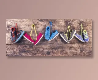 好多双挂着的鞋