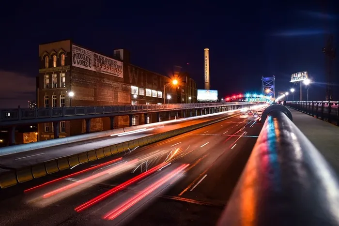 城市大桥桥头摄影