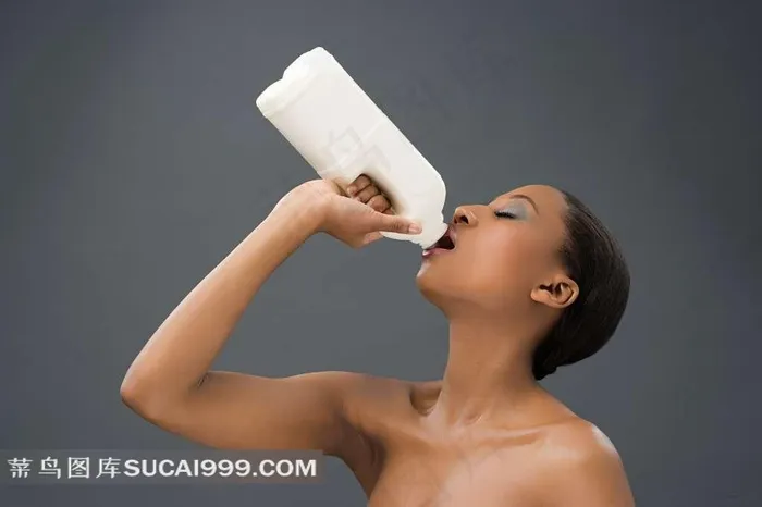 喝牛奶的美女素材