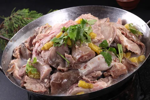 酸汤带皮羊肉 (2)