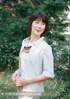 度假休闲的女性老人