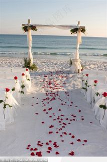 海边婚礼后的现场