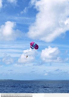海面上空的降落伞