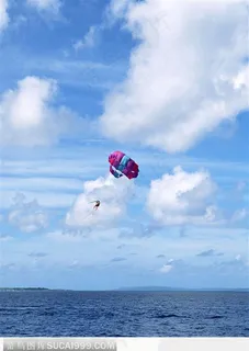 海面上空的降落伞 海面上空的降落伞