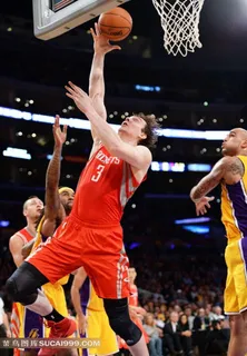 篮下单手上篮的阿西克