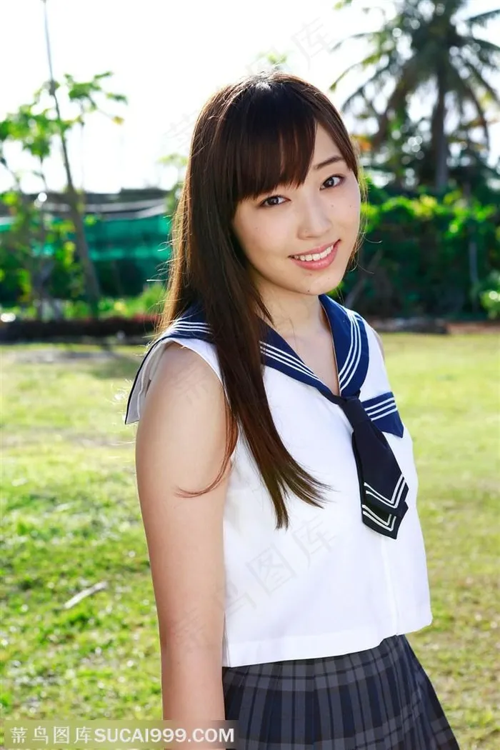 穿着校服的日本清纯美女户外写真图片