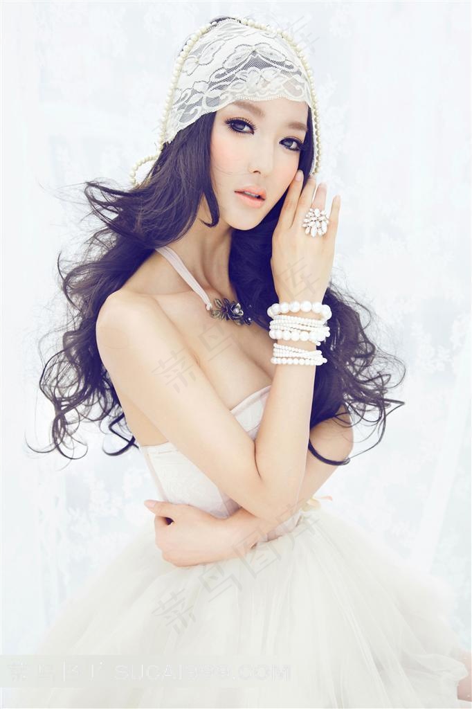 戴蕾丝头饰的美女婚纱写真摄影高清图片