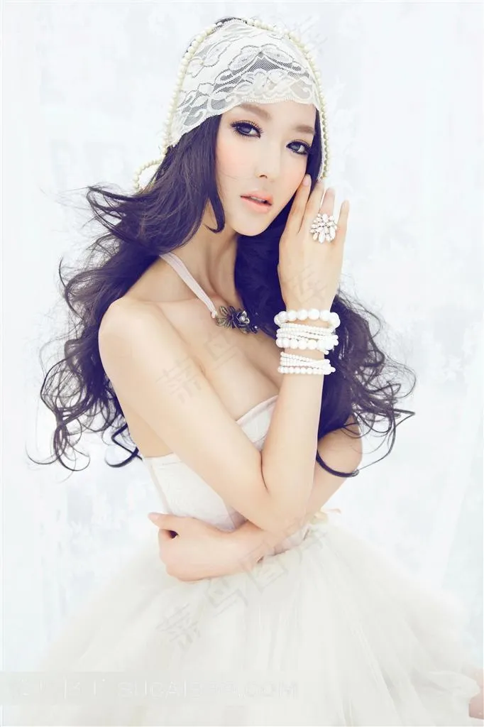 戴蕾丝头饰的美女婚纱写真摄影高清图片