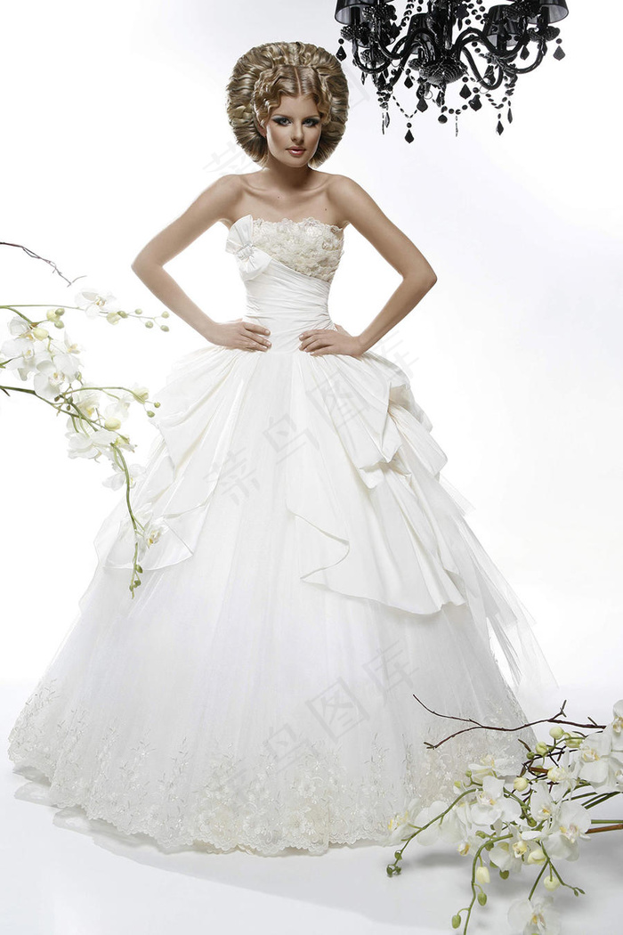 双手叉腰的外国美女新娘婚纱广告