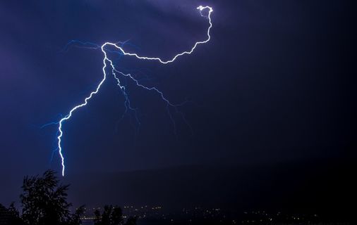 夜晚闪电云图片