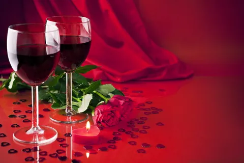 情人节玫瑰花红酒图片 情人节玫瑰花红酒图片