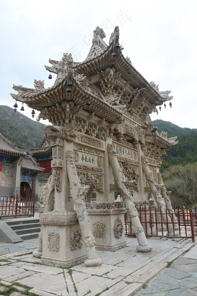 天空下的古建筑门楼