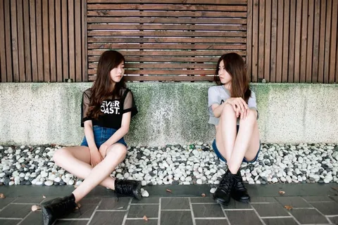 邻家女孩双胞胎姐妹大小乔素材图