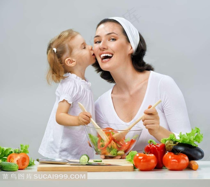 孩子轻吻母亲的脸人物图