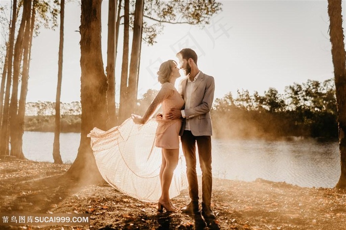 河边欧美情侣图片