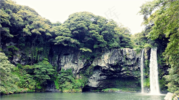 高高的山峰和流下的瀑布