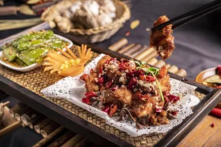 油炸翅中美食摄影图片