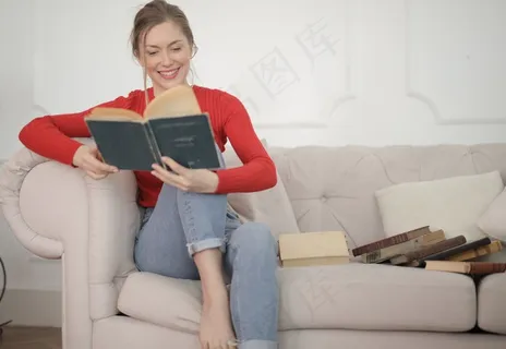 坐在沙发上看书的美女图片 坐在沙发上看书的美女图片