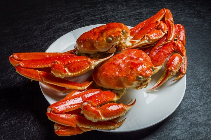 白色瓷盘的帝王蟹