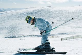 冬天滑雪的儿童