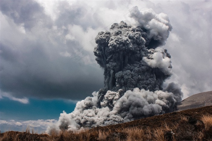 火山喷发浓烟图片