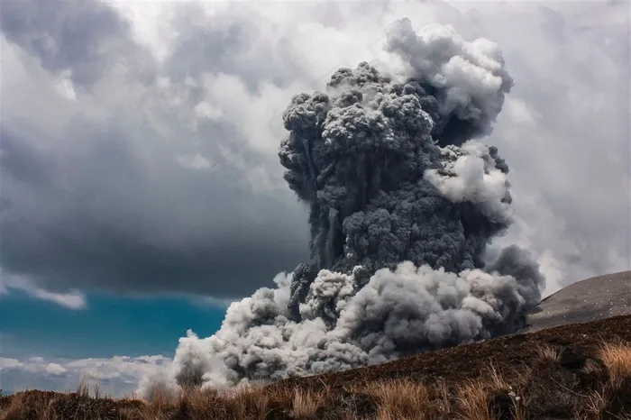 火山喷发浓烟图片
