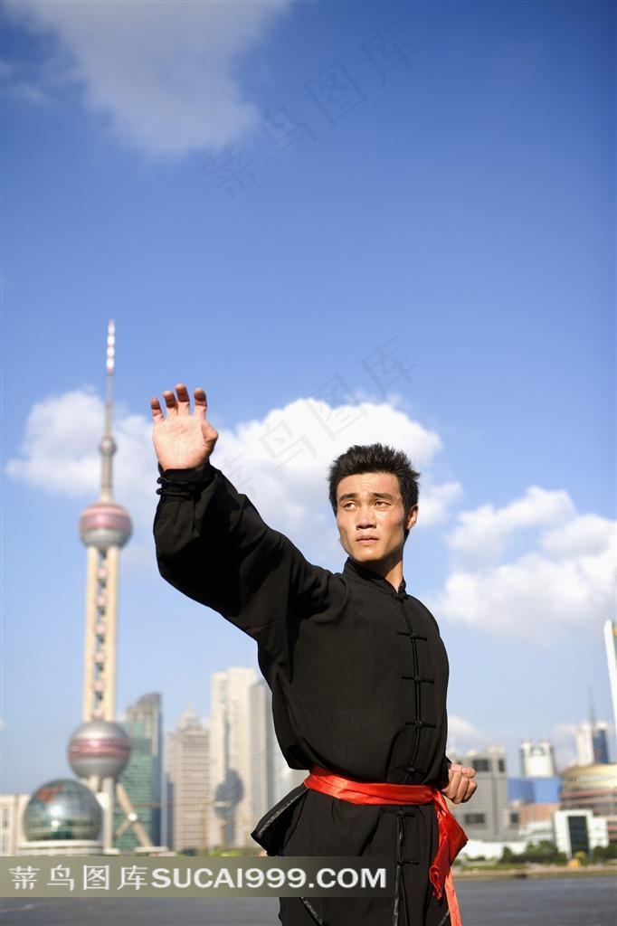 打太极的黑衣男人