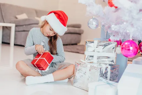 圣诞节室内人物戴圣诞帽的小女孩拆礼物场景圣诞送礼物(83)