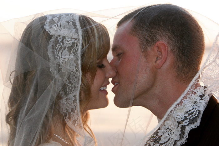 新郎亲吻新娘图片