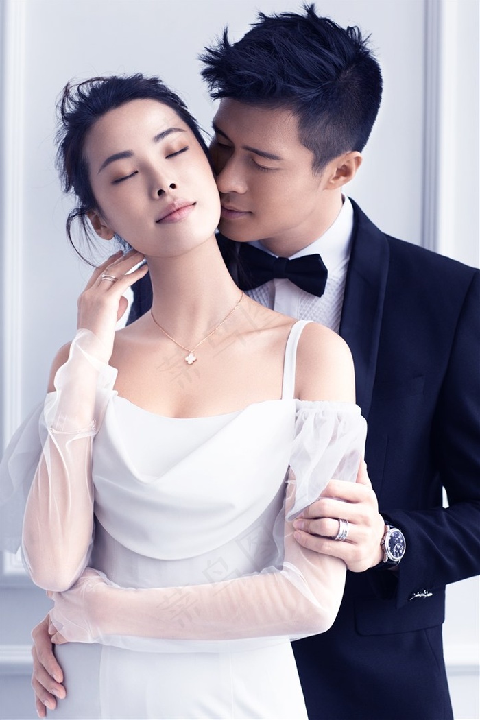 深情相拥的情侣