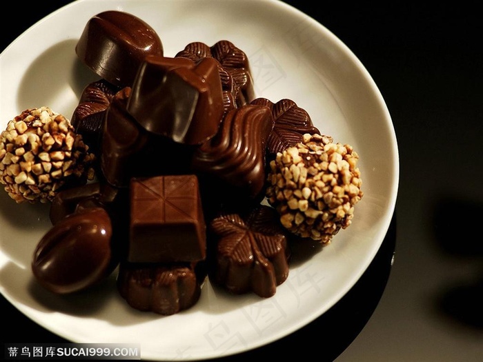 白色盘子里的巧克力