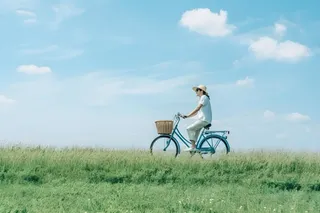 清新草地骑车云朵背景