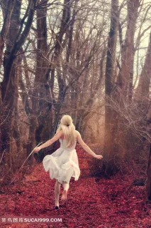 在森林奔跑的美女