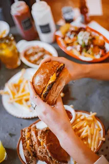 黄色美味汉堡摄影素材