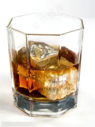 伏特加美酒-杯中的冰块与美酒