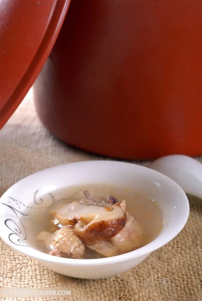 汤松茸炖鸡的美食图片
